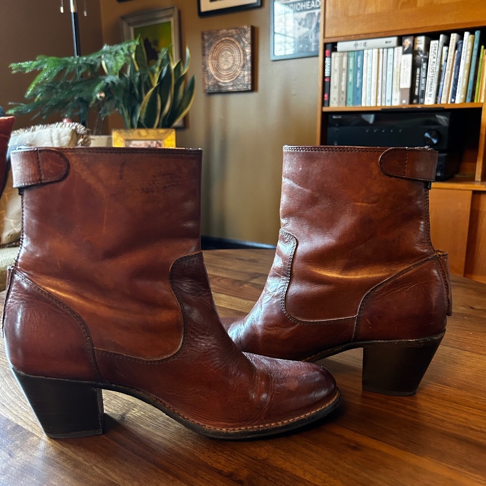 Gorgeous cognac Frye Heeled Ankle Boots
